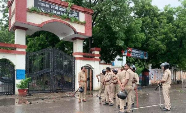 वाराणसी के महात्मा गांधी काशी विद्यापीठ में पुलिस तैनात