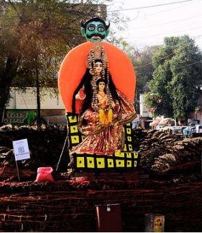 वाराणसी में दहन के लिए सजी होलिका प्रतिमा