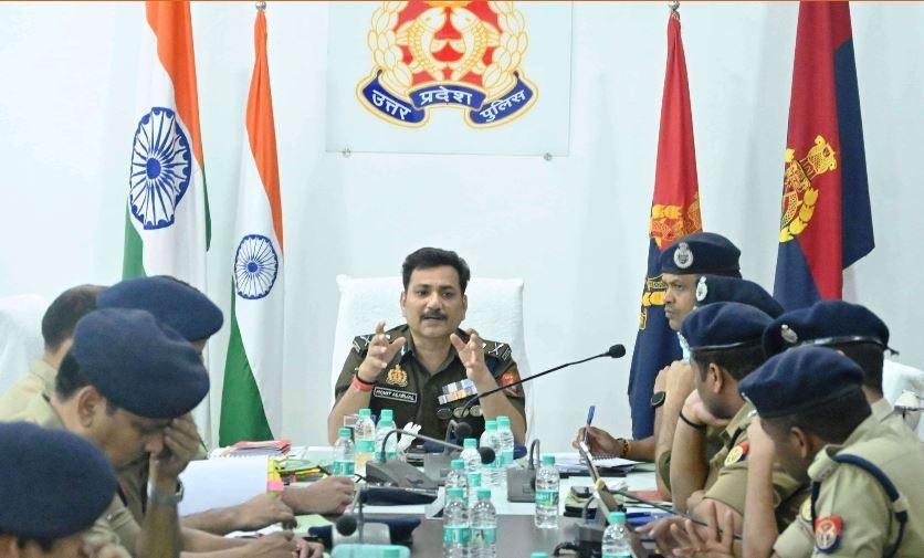 होली पर यूपी के काशी विद्यापीठ में थिरकती छात्राओं पर पथराव के बाद बवाल वाराणसी में पुलिस अधिकारियों को निर्देश देते पुलिस कमिश्नर मोहित अग्रवाल