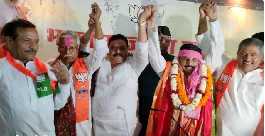 वाराणसी में भाजपा महानगर अध्यक्ष की घोषणा करते स्टांप मंत्री रविंद्र जायसवाल।