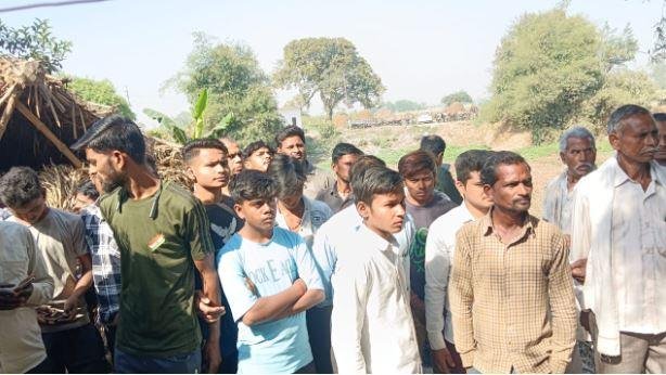 शाहजहांपुर के रोजा में मौका-ए-वारदात पर साक्ष्य जुटाते पुलिसकर्मी।