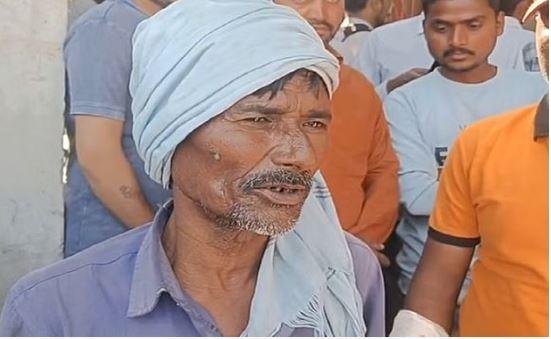 शाहजहांपुर के रोजा में पुलिस को घटना की जानकारी देते मृत राजीव के पिता।