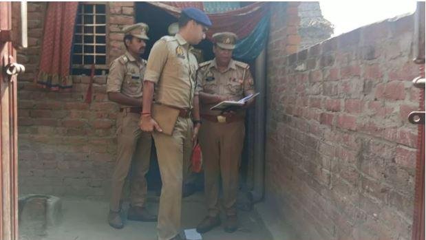 शाहजहांपुर के रोजा में मौका-ए-वारदात पर साक्ष्य जुटाते पुलिसकर्मी।