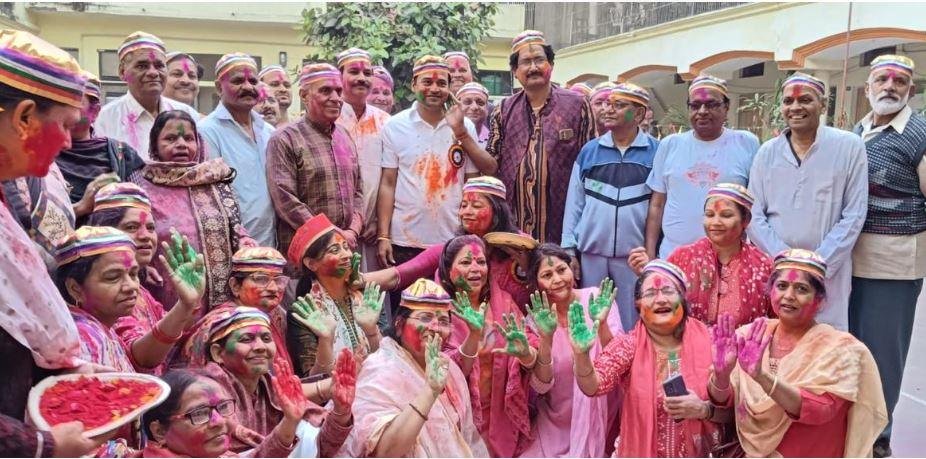 शाहजहांपुर में होली के रंग योग के संग कार्यक्रम में योग साधकों किया धमाल शाहजहांपुर में होलिका दहन से पहले रंगोत्सव मनाते योग साधक।