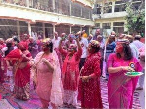 शाहजहांपुर में होली के रंग योग के संग कार्यक्रम में योग साधकों किया धमाल शाहजहांपुर में होलिका दहन से पहले रंगोत्सव मनाते योग साधक।