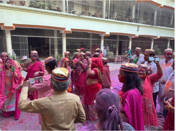 शाहजहांपुर में होली के रंग योग के संग कार्यक्रम में योग साधकों किया धमाल शाहजहांपुर में होलिका दहन से पहले रंगोत्सव मनाते योग साधक।