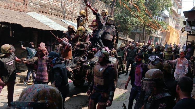 शाहजहांपुर में लॉट साहब का जुलूस निकलवाती पुलिस।