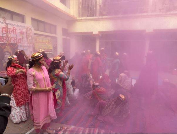 शाहजहांपुर में होलिका दहन से पहले रंगोत्सव मनाते योग साधक।