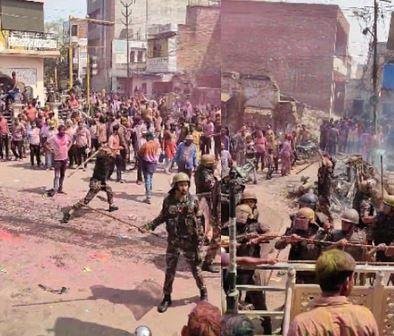 शाहजहांपुर में होली पर बवाल के दौरान लाठीचार्ज करती पुलिस।