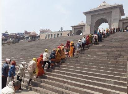 वाराणसी में CM Yogi ने काशी विश्वनाथ धाम तक सड़क चौड़ीकरण को 187 करोड़ किए मंजूर श्री काशी विश्वनाथ धाम को गंगा घांट से जाते श्रद्धालु
