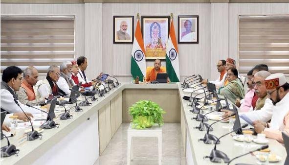 कैबिनेट की बैठक लेते सीएम योगी।
