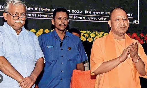सीएम योगी के साथ सलाहकार अवनीश अवस्थी की पुरानी फोटो