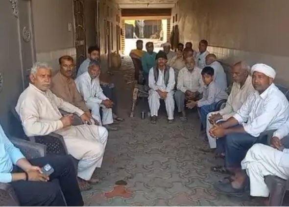 सीओ अनुज चौधरी के पिता से मिलने पहुंचे स्थानीय निवासी