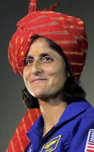 गुजरात के मेहसाणा के झूलासन गांव में सुनीता विलियम्स के फाइल फोटो संग लोगों ने मनाया जश्न।