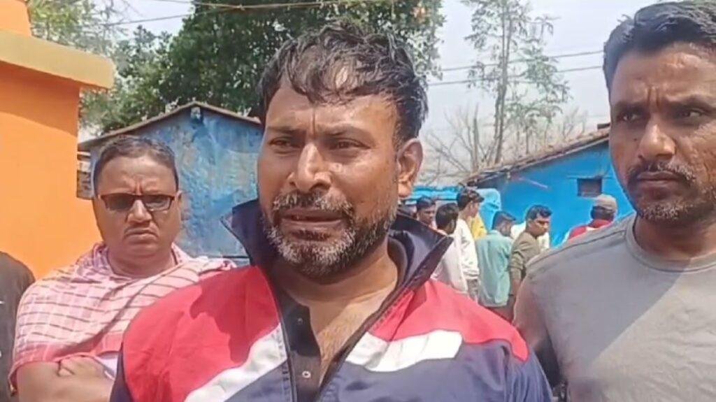 Dhanbad : मामले की जानकारी देता परिजन