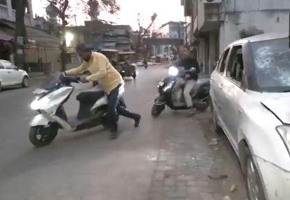 नागपुर हिंसा को लेकर सियासी बयानबाजी भी चरम पर, गडकरी और फडणवीस ने की शांति की अपील हिंसा के बाद वाली सुबह मंगलवार को नागपुर के सड़कों की तस्वीर
