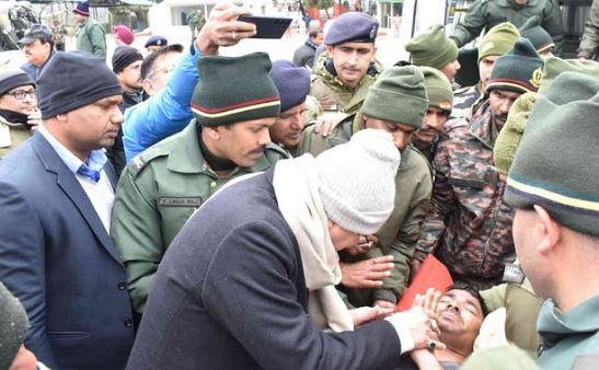 चमोली में रेस्क्यू किए गए मजदूर का हाल पूछते सीएम धामी।