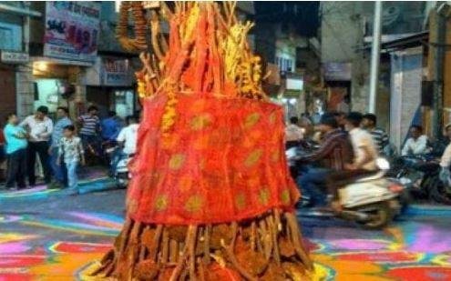 होलिका दहन का सर्वश्रेष्ठ शुभ मुहूर्त आज रात 11.26 बजे मध्य रात्रि 12.30 बजे तक होलिका दहन की तैयारी