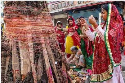 होलिका की प्रतिमाएं चांडालिनी-भक्त प्रह्लाद को मारने वाली के रूप में हुईं स्थापित होलिका दहन की तैयारी