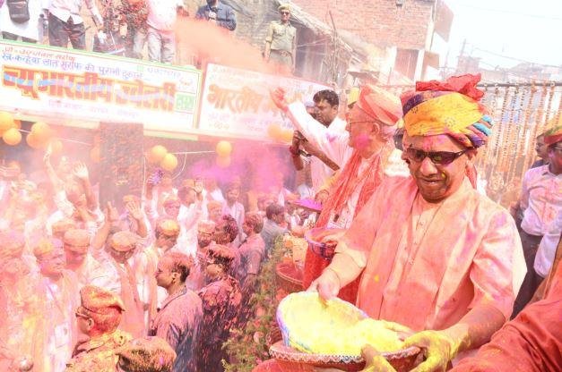 CM Yogi : होली ने भी अब सनातन विरोधियों को दे दिया जवाब होली पर गोरखपुर में सीएम योगी