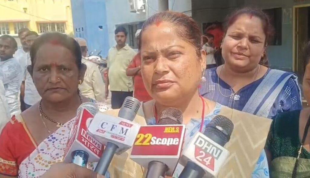 Dhanbad : अधेड़ महिला के साथ दुष्कर्म के बाद महिलाओं ने खोल दिया मोर्चा, थाने के अंदर ही...