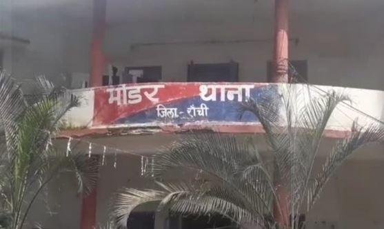 Mandar Robbery मामले का सनसनीखेज खुलासा, लाखों कैश के साथ तीन गिरफ्तार... Mandar Robbery : मांडर थाना क्षेत्र का है मामला