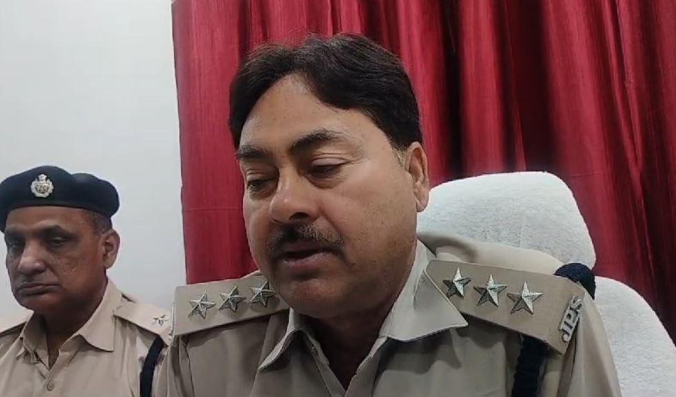 Giridih Crime : बैंक का फर्जी लिंक भेजकर ठगी करने वाले दो साइबर अपराधी धराए, कस्टमर केयर के... | 22Scope News Giridih Crime : मामले की जानकारी देते साइबर एसपी