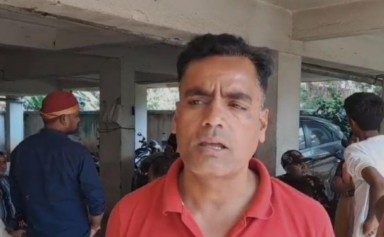Dhanbad : अपार्टमेंट में कार्यरत गार्ड का रहस्यमयी स्थिति में मौत, जांच में जुटी पुलिस... Dhanbad : घटना के बारे में जानकारी देता स्थानीय