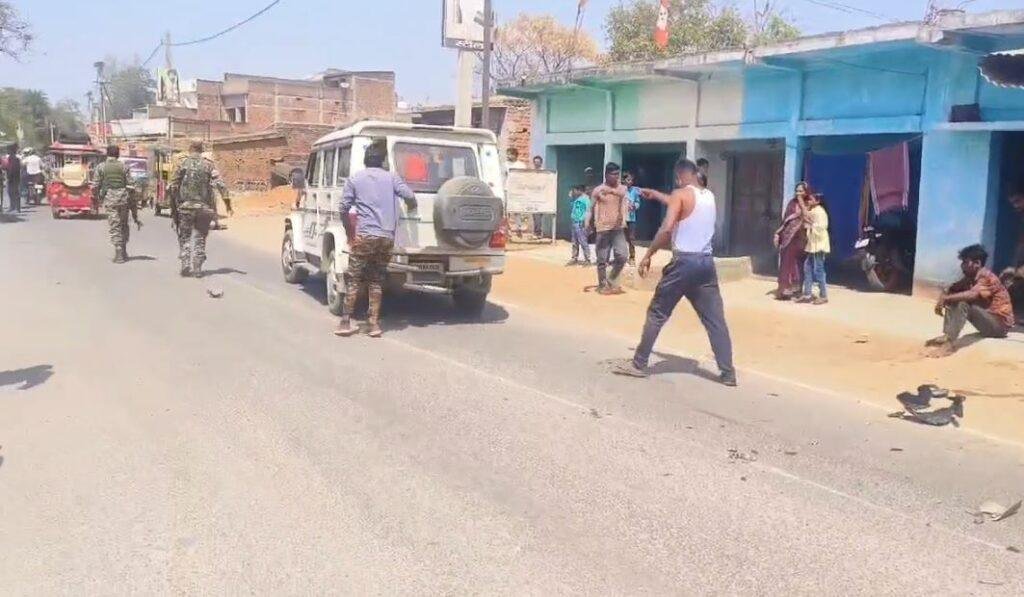 Giridih Accident : सब्जी लोड वाहन और बाईक में आमने-सामने भयंकर टक्कर... Giridih Accident : घटना के बाद सड़क पर बिखरे वाहन के परखच्चे
