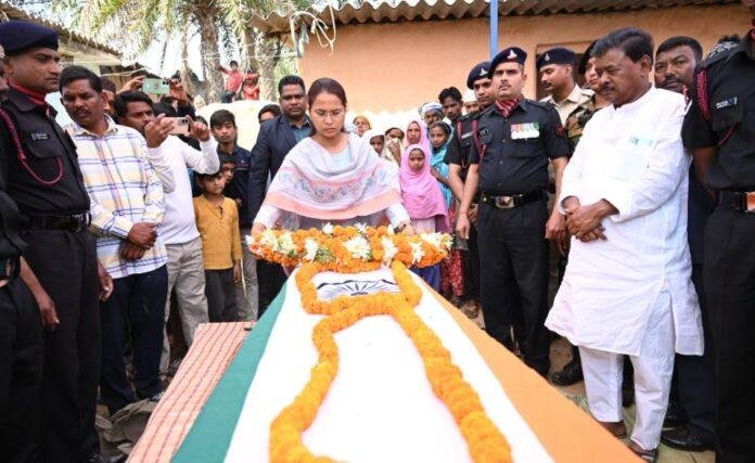 Ranchi : मांडर के आर्मी जवान की बेंगलुरु में निधन, कृषि मंत्री शिल्पी नेहा तिर्की ने दी श्रद्धांजलि...