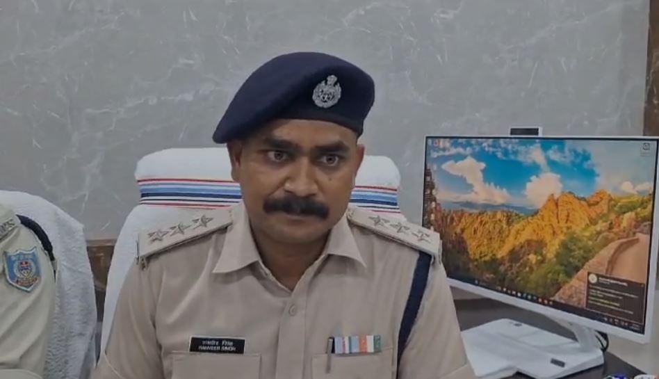 Deoghar Crime : सिमडेगा में छिपे साइबर ठगों को देवघर पुलिस ने धर दबोचा, तीन आरोपियों का पर्दाफाश... Deoghar Crime : मामले की जानकारी देती पुलिस