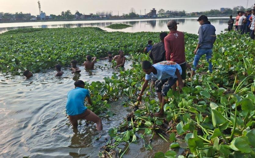 Bokaro : शव को निकालने में जुटे गोताखोर