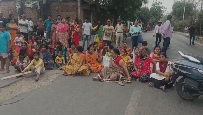 Breaking : हरमू रोड में बीच सड़क पर उतरी सैंकड़ों महिलाएं और करने लगी उग्र प्रदर्शन, ये है मामला...