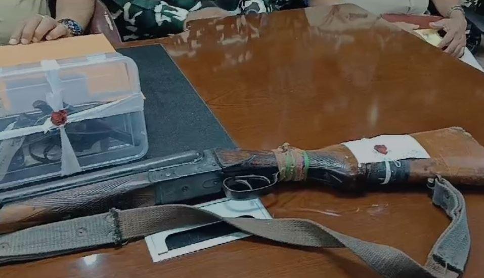 Gumla : 10 लाख का इनामी हार्डकोर नक्सली दुर्गा सिंह दो सहयोगियों के साथ धराया, भारी मात्रा में...