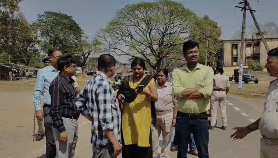 Bokaro के इस इलाके में चल गया बुलडोजर, बड़ी कार्रवाई... Bokaro प्रबंधन से बहस करती महिला
