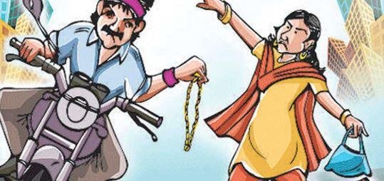 महिला ने चेन स्नैचर को मारा थप्पड़, फिर भी बाइक सवार लुटेरे झपट ले गए सोने की चेन