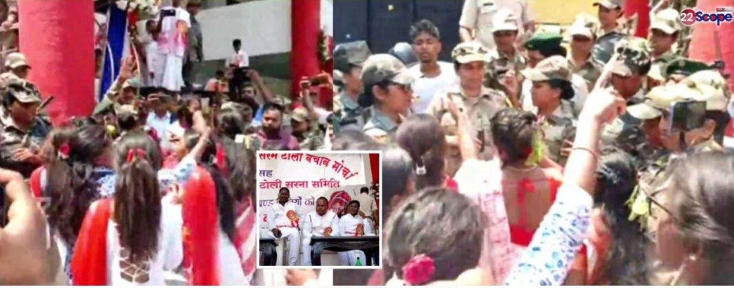 सिरमटोली में मंच पर जगह को लेकर दो गुटों में झड़प, पुलिस से भी उलझे