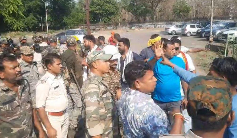 Bokaro Lathicharge हंगामा करते ग्रामीण