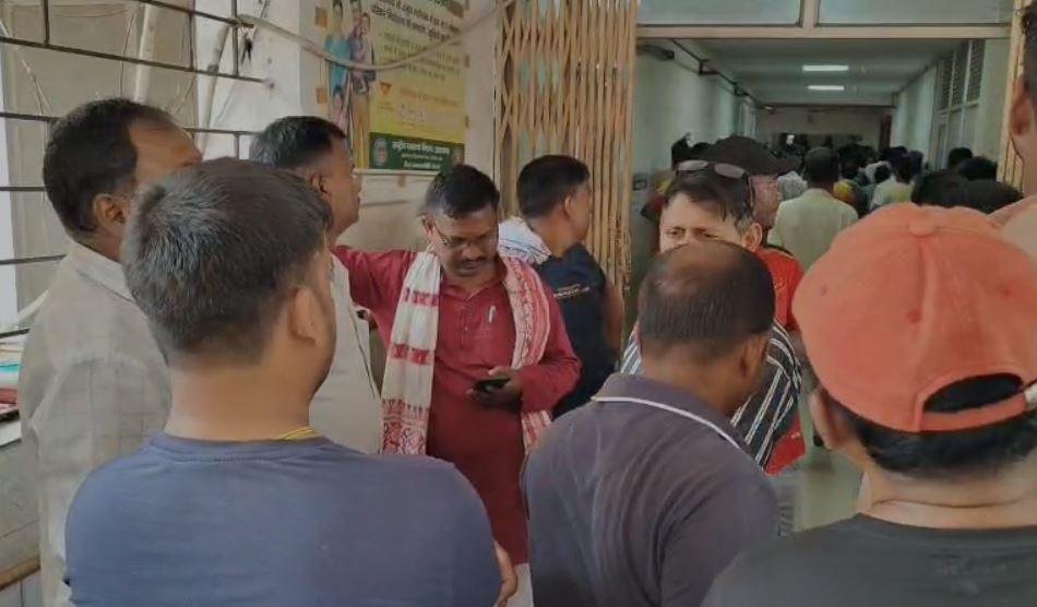 Bokaro : घटना के बाद जुटी लोगों की भीड़
