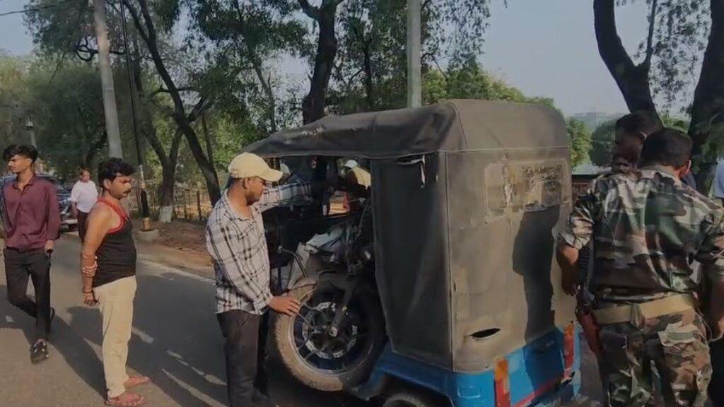 Hazaribagh वाहन को जब्त कर ले जाती पुलिस