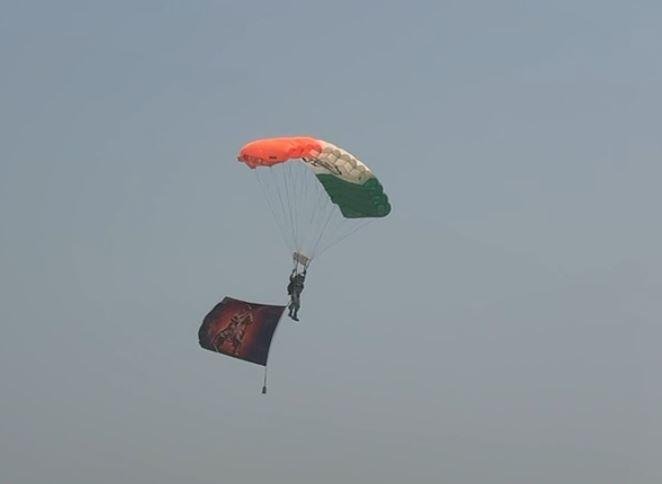 पटना में पहली बार हो रहा Air Show, गंगा पथ पर पैराशूट से करतब दिखा रहे हैं जवान