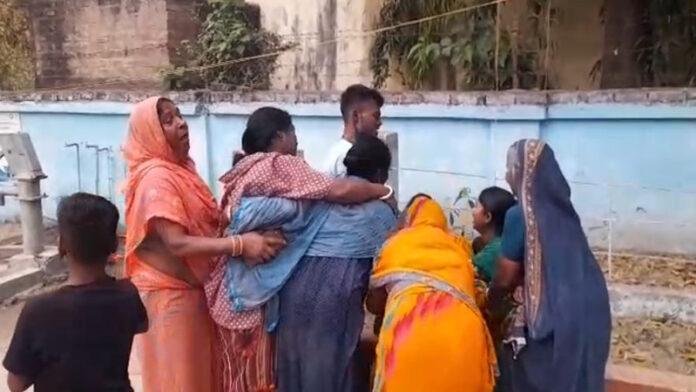 ठनका गिरने से पति की हुई दर्दनाक मौत, पत्नी भी झुलसी