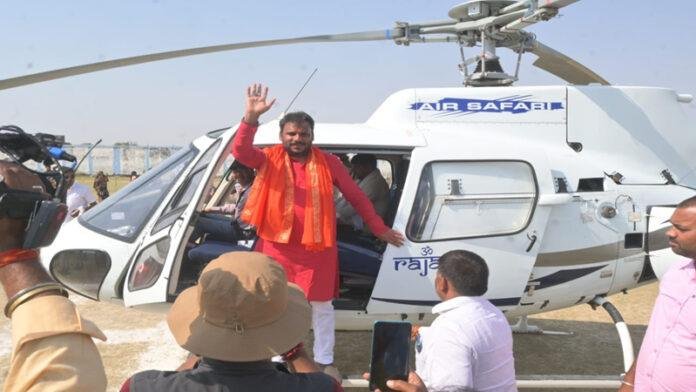 रामनवमी पर्व को लेकर बक्सर में पहली बार हेलीकॉप्टर से की गई पुष्प बारिश