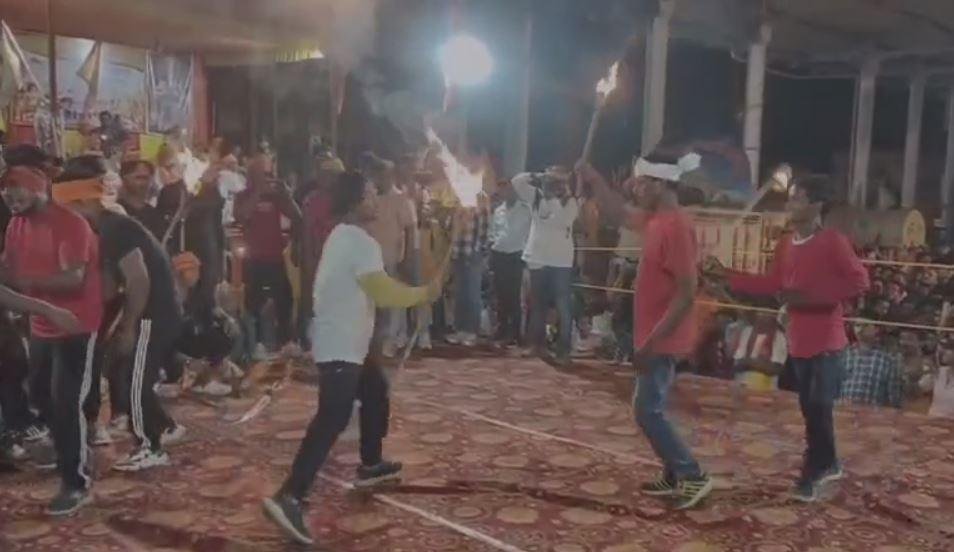 Dhanbad : करतब दिखाते अखाड़ाधारी