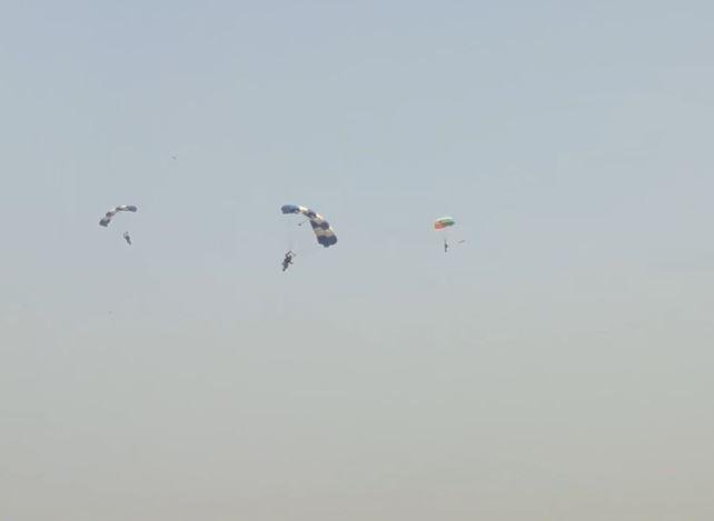 पटना में पहली बार हो रहा Air Show, गंगा पथ पर पैराशूट से करतब दिखा रहे हैं जवान