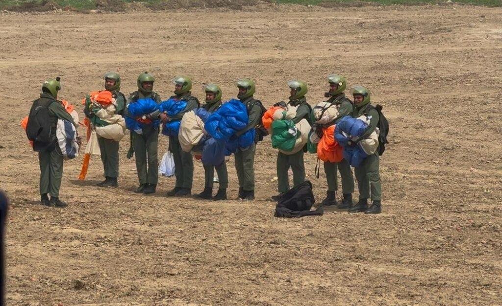 पटना में पहली बार हो रहा Air Show, गंगा पथ पर पैराशूट से करतब दिखा रहे हैं जवान