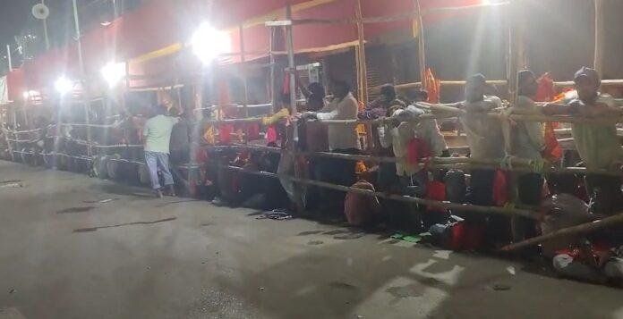 रामनवमी के अवसर पर Patna के महावीर मंदिर में देर रात से जुटने श्रद्धालुओं की भीड़, पुलिस बरत रही विशेष सतर्कता रामनवमी के अवसर पर Patna के महावीर मंदिर में देर रात से जुटने श्रद्धालुओं की भीड़, पुलिस बरत रही विशेष सतर्कता