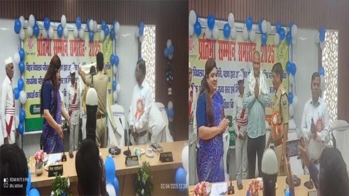 प्रतिभा सम्मान समारोह : प्रशासन ने छात्र और छात्राओं को किया सम्मानित