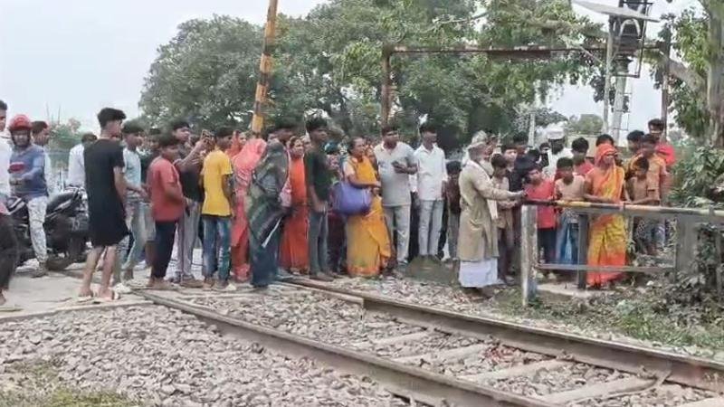 ट्रेन से कटकर दंपती की दर्दनाक मौत, इलाके में पसरा मातम