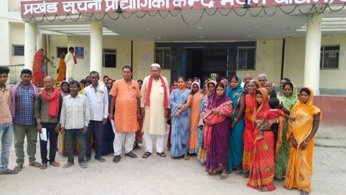 अंचलाधिकारी से गुहार लगाने पहुंचे सरैया मुसहरी के सैकड़ों महादलित परिवार